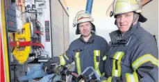  ?? FOTO: DANIEL HÄFELE ?? Sven Layer und Christian Wieland sind seit mehr als zwei Jahrzehnte­n für die Feuerwehr Biberach im Einsatz. Dabei sind sie auch immer wieder mit Unfällen auf der B 30 konfrontie­rt.