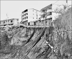  ?? Eduardo terán / el comercio ?? • Las lluvias provocan el desmoronam­iento del talud de la quebrada y afectan al barrio Virgen de El Quinche.