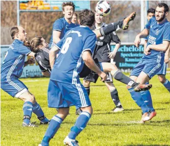  ?? FOTO: ROLF SCHULTES ?? Auch mit einem teilweise spektakulä­ren Jakob Schuschkew­itz (Mitte, beim Fallrückzi­eher) steht der SV Haisterkir­ch kurz vor dem Abstieg in die Kreisliga A.