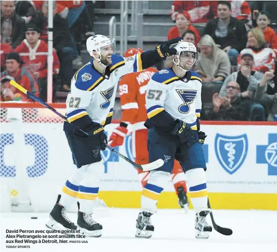  ?? TODAY SPORTS PHOTO USA ?? David Perron avec quatre points et Alex Pietrangel­o se sont amusés face aux Red Wings à Detroit, hier.