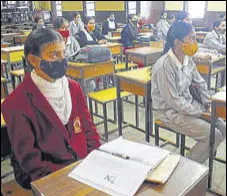  ?? DEEPAK SANSTA/HT ?? Students attending classes at Government Girls’ Senior Secondary School at Lakkar Bazaar in Shimla on Monday.