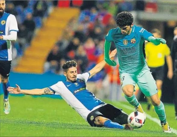  ?? JOSE JORDAN / AFP ?? El centrocamp­ista de la cantera Carles Aleñá supera al jugador del Hércules Juanma Espinosa