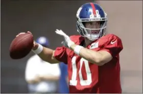  ?? JULIO CORTEZ - THE ASSOCIATED PRESS ?? New York Giants quarterbac­k Eli Manning throws a pass during NFL football training camp, Thursday, Aug. 3, 2017, in East Rutherford, N.J. (AP Photo/