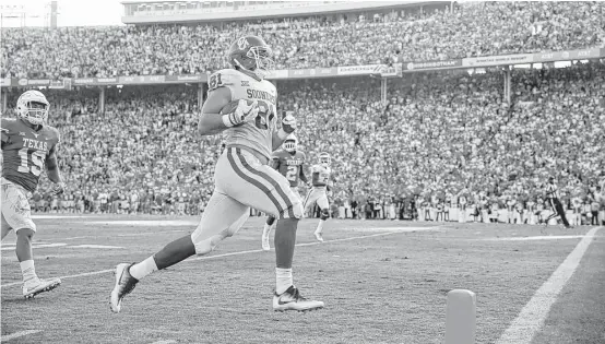  ?? Ian Maule photos / Tulsa World ?? Oklahoma tight end Mark Andrews was all alone on his way to the end zone with the go-ahead touchdown in the fourth quarter Saturday in Dallas.