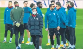  ?? FOTO: EFE ?? Marcelino, junto a sus jugadores, en el entrenamie­nto de ayer en La Rosaleda