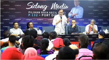  ?? — Bernama photo ?? Anwar speaks at the PKR main operation room.
