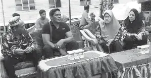  ??  ?? HAMISA(dua kanan) berdialog dengan para nelayan di Kg Pukal Tanjong Batu.