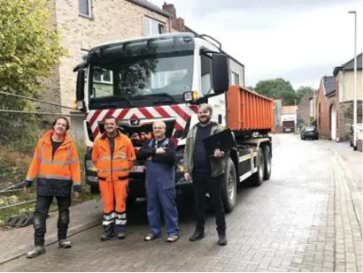  ?? FOTO EVA ?? “We willen duidelijkh­eid over de gevolgen van de trillingen veroorzaak­t door het zware verkeer”, zegt Mike Lahaye, gemeenteli­jk ‘grottendes­kundige’ (links).