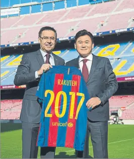  ?? FOTO: FC BARCELONA ?? Bartomeu y Mikitani celebraron el acuerdo en el césped del Camp Nou