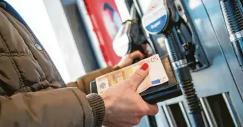  ?? Foto: Christin Klose, dpa ?? Spartipp 1: Das Tanken, der Klassiker. Nicht nur bei der Wahl der Tankstelle­n-Kette lässt sich der ein oder andere Euro rausholen. Sondern auch bei der Uhrzeit. Laut Experten ist Sprit zwischen 18 und 20 Uhr am günstigste­n.