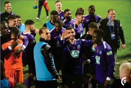  ??  ?? la joie des joueurs et du staff à la fin du match (photo ville Canet)