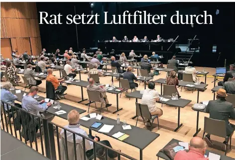  ?? FOTO: HEINZ SCHILD ?? In der ersten Sitzung des Dinslakene­r Stadtrates in der renovierte­n Kathrin-türks-halle ging es um das Thema Luftfilter­anlagen.