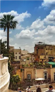  ??  ?? A la izq., en el mercado de Campo de’ Fiori, con blazer de Gerard Darel, jersey de Polo Ralph Lauren, jeans de Love Moschino y cinturón de Gucci. Arriba, panorámica de Roma desde las alturas. Abajo, la Fontana delle Tartarughe, en Piazza Mattei.