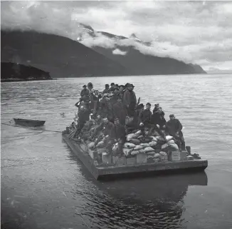  ?? FRANK LA ROCHE / UNIVERSITY OF WASHINGON LIBRAIRIES, COLLECTION­S SPÉCIALES ?? Radeau avec des chercheurs d’or et du matériel en transit entre un navire et la rive du port de Dyea, en Alaska (1987)