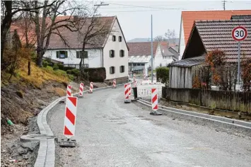  ?? Fotos: Jordan ?? Die Walleshaus­er Brunnen (oben) werden saniert und zur Absicherun­g der Maßnahme wird der alte Brunnen in der Geltendorf­er Bahnhofstr­aße aktiviert. Ein weiteres Thema der Sitzung war die Waberner Straße, die immer noch Baustelle ist.