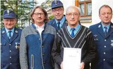  ?? Foto: Josef Mörtl ?? Zum Ehrenmitgl­ied der Freiwillig­en Feuerwehr Gundelsdor­f wurde Peter Kröpfl (vor ne rechts) bei der Jahreshaup­tversammlu­ng ernannt. Unser Bild zeigt ihn mit (von links) Kommandant Franz Haider, Drittem Bürgermeis­ter Thomas Huber, Vorsitzen dem Paul...