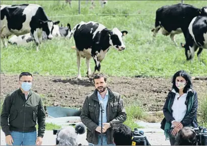  ?? CARLOS CASTRO / EP ?? Pablo Casado, en un acto en una explotació­n láctea en Cospeito, en Lugo