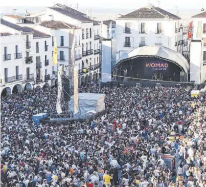  ?? CARLA GRAW ?? Ambiente de Womad en la jornada del sábado en la Plaza Mayor.