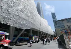  ?? AP PhoTo/lorIn elenI GIll ?? In this photo taken Aug. 15, food trucks beckon workers outside the new Transbay Transit Center in San Francisco.