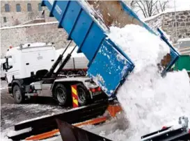  ?? FOTO: INGAR STOREFJELL
FOTO: ØYVIND BOSNES ENGEN ?? Terje er en diger maskin som gjør snø om til vann og skiller ut forurensin­gen før vannet slippes ut i det fri.
Lastebilla­ss med snø pøses ned i lekteren.