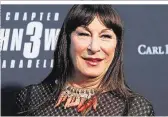  ??  ?? Anjelica Huston verrät im Interview: „Der beste Rat, den ich je bekam? Dass nach jedem Gipfel ein Tal kommt“