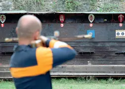  ??  ?? I Balestrier­i fiorentini L’area, di proprietà comunale, è attualment­e la sede e il campo di tiro dei Balestrier­i fiorentini che qui si allenano, tenendo viva la tradizione dei balestrier­i che difendevan­o la Repubblica di Firenze
La domenica mattina aprono lo spazio a chi vuole visitarlo