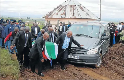  ?? Picture: SIKHO NTSHOBANE ?? SAD FAREWELL: Police members hoist a coffin bearing the body of slain senior Hawks investigat­or Warrant Officer Dalibandla Qokoyi, who was laid to rest in Mthozela village in Qumbu over the weekend