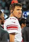  ?? JIM WILSON/THE NEW YORK TIMES ?? Eli Manning (center) was benched Dec. 3, 2017, by Giants coach Ben McAdoo before a loss to the Raiders.