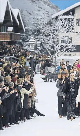  ?? AFP ?? Weinen streng verboten, hieß es vor dem Finale des Chanel-Defilees. Nicht alle Models hielten sich daran. Das Publikum feierte Lagerfeld mit minutenlan­gen Standing Ovations.