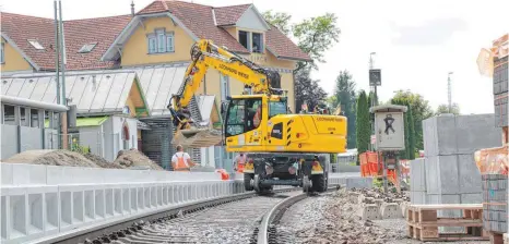  ?? FOTOS: SIMON NILL ?? Vor allem die Erhöhung des Hausbahnst­eigs steht derzeit im Fokus beim Bahnhof-Umbau.