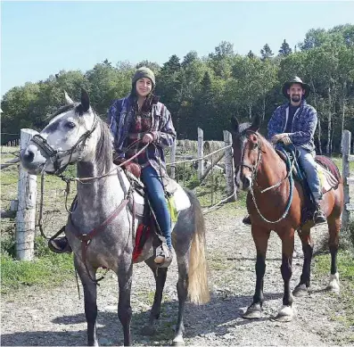  ?? PHOTO COURTOISIE ?? Sandra Bessette et Zack Hunt montés sur Hazal, qui a une malformati­on de la bouche, et Abby, (le cheval brun sur la photo) qui est aveugle, à Port-Daniel-Gascons, en Gaspésie.