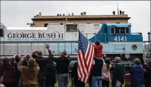  ?? The New York Times/TAMIR KALIFA ?? Union Pacific locomotive 4141 pulls the presidenti­al funeral train through Navasota, Texas, on Thursday.