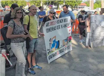  ?? FOTOS: STEPPAT ?? Zahlreiche Demonstran­ten hatten vor der Wangener Stadthalle ein Zeichen für den Erhalt des Wangener Krankenhau­ses als Grund- und Regelverso­rger gesetzt.