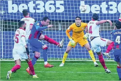  ?? EUROPA PRESS ?? Yassine Bono sigue con la mirada un remate de Kike García el sábado en Ipurua