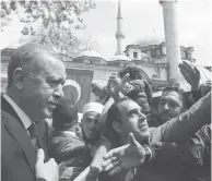  ??  ?? Une photograph­ie fournie par la présidence turque, hier, montrant Recep Tayyip Erdogan saluant ses soutiens à Istanbul, au lendemain de la victoire du oui au référendum turc