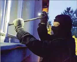  ??  ?? Fenster sind blitzschne­ll geknackt, da helfen Riegel oder Rollos