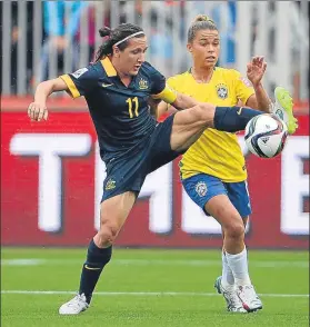  ?? FOTO: EFE ?? De Vanna, una jugadora muy fuerte disputa un balón a Tamires de Brasil