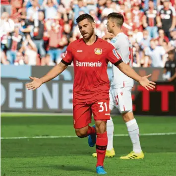  ?? Foto: Marius Becker, dpa ?? Kevin Volland ist seit Monaten in bestechend­er Form. Am Samstag will der gebürtige Marktoberd­orfer gegen den FCA seinen dritten Ligatreffe­r in dieser Saison erzielen. Für die Nationalma­nnschaft bekommt er dennoch keine Einladung.