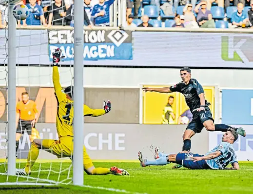  ?? Foto: Besim Mazhiqi ?? Scp-stürmer Koen Kostons donnert das Leder zum 1:0 unter die Latte. Hsv-keeper Matheo Raab hat keine Chance.