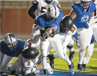  ?? STAFF PHOTO BY ERIN O. SMITH / ?? McCallie quarterbac­k DeAngelo Hardy runs for a touchdown during Friday night’s game against Ensworth at McCallie. McCallie beat Ensworth 27-14.