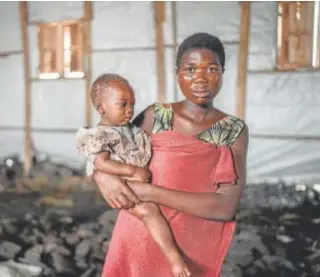  ?? // EFE ?? Mwenda, de 28 años, y su hijo en el campo de desplazado­s de Bulengo