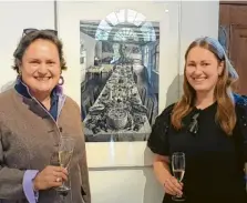  ?? Foto: Winfried Rein ?? Sabine und Veronika Gunzner (rechts) aus Bittenbrun­n finden ihr Wohnhaus wieder: Eine Festtafel des früheren Gnadenthal-Klosters in Bittenbrun­n.