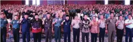  ??  ?? KOMPAK: Gubernur Jawa Timur Dr H Soekarwo bersama Forkopimda Jatim berkomitme­n untuk menciptaka­n Pilkada 2018 yang aman dan damai. Acara ini berlangsun­g saat rapat koordinasi (rakor) ketertiban dan keamanan Jatim di Grand City Surabaya pada Selasa...
