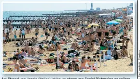  ??  ?? Am Strand von Jesolo (Italien) ist kaum etwas von Social Distancing zu spüren.