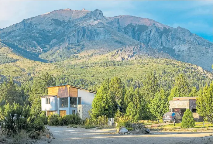  ??  ?? Escenario natural. El club de campo Dos Valles cuenta con atractivas visuales al cerro Ventana. Además, está muy cerca del Parque Nacional Nahuel Huapi y del Arroyo Ñireco.