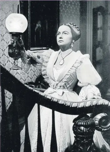  ??  ?? Olivia de Havilland en ‘The heiress’, película basada en ‘Washington Square’, la novela de Henry James. La actriz interpreta a una joven heredera que queda soltera para siempre