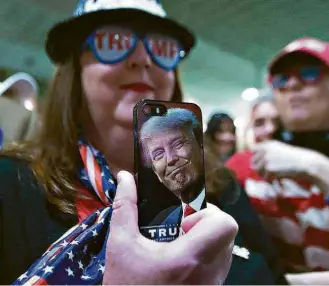  ?? Jewel Samad/AFP ?? Eleitora de Donald Trump durante evento de campanha em Bedford, New Hampshire