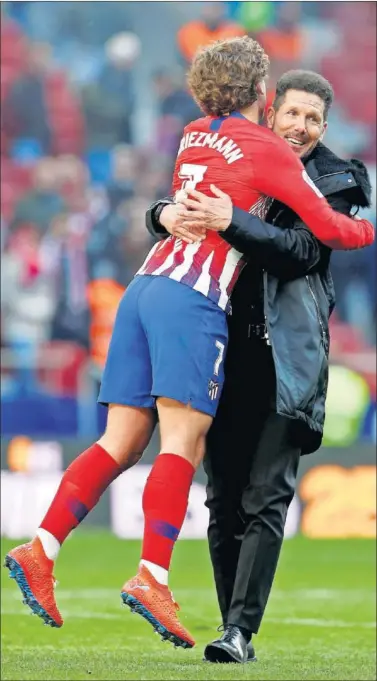  ??  ?? Simeone y Griezmann se abrazan en el Atlético-Levante de la 2018-19, la última del francés en el Atleti.
