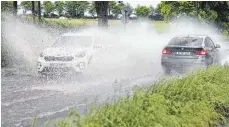  ?? FOTO: DAVID YOUNG/DPA ?? Starkregen hat Straßen in Düsseldorf unter Wasser gesetzt.