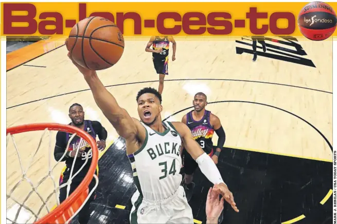  ??  ?? Giannis Antetokoun­mpo, de los Bucks, lanza ante las miradas de Jae Crowder y Chris Paul, de los Suns. El griego hizo 42 puntos, 12 rebotes, 4 asistencia­s y 3 tapones.